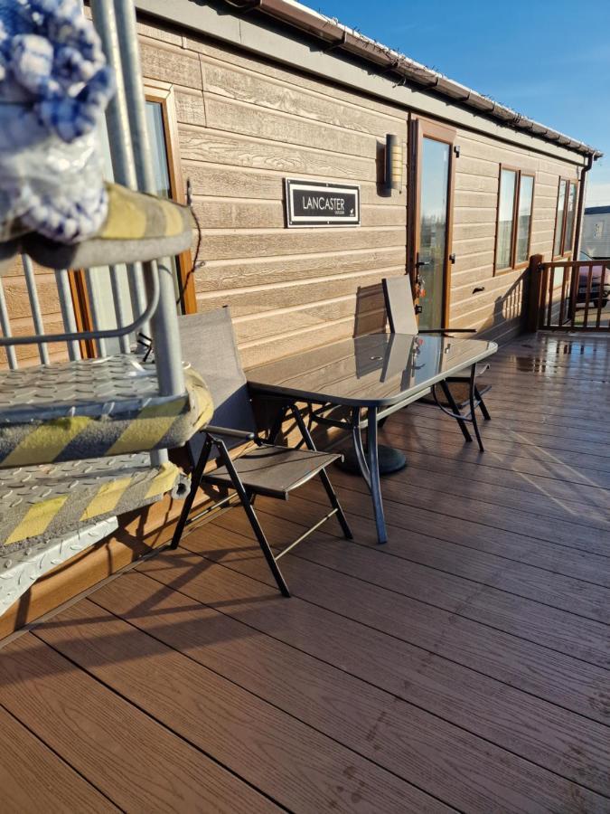 Hot Tub Hols In Bear Lodge With Roof Terrace Tattershall Exterior photo
